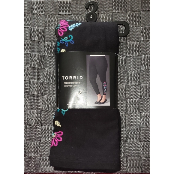 Torrid Cropped Leggingd-SZ 4 - Picture 3 of 4